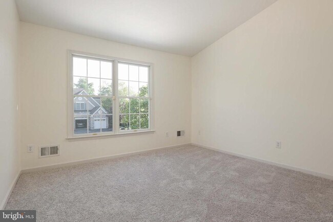 Building Photo - 11 Wedgewood Ct