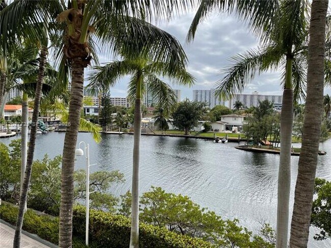 Building Photo - 16500 Collins Ave