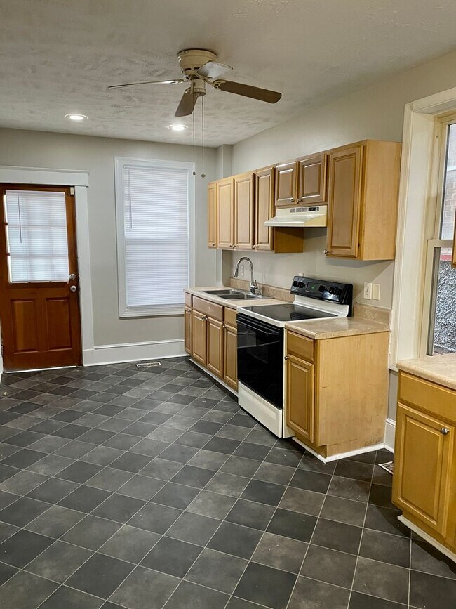 Building Photo - 4 Bedroom Home with Large Yard