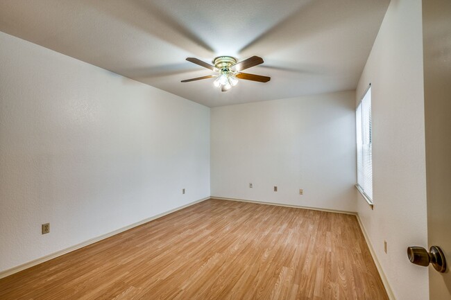 Building Photo - 2Bed / 2Bath Duplex • Kitchen Appliances I...