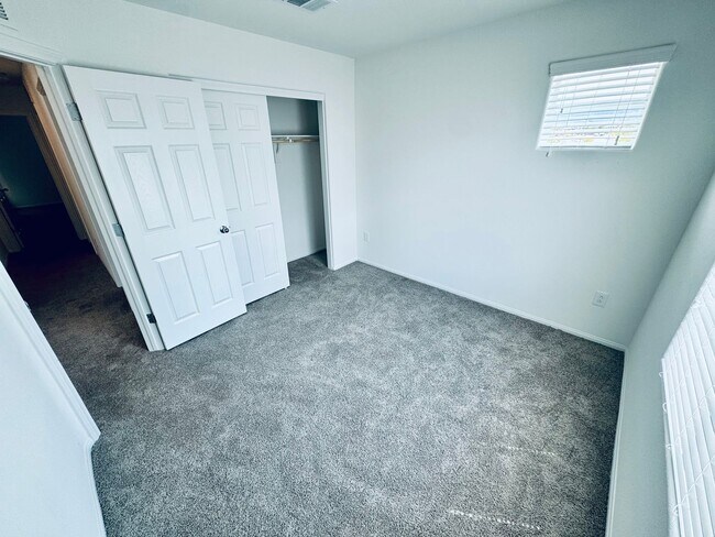 Building Photo - AMAZING, CORNER LOT, UPGRADED TOWNHOME IN "HENDERSON!!"  NEXT DOOR TO COMMUNITY DOG PARK!!