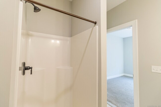 Building Photo - 500 Edgewater Cir