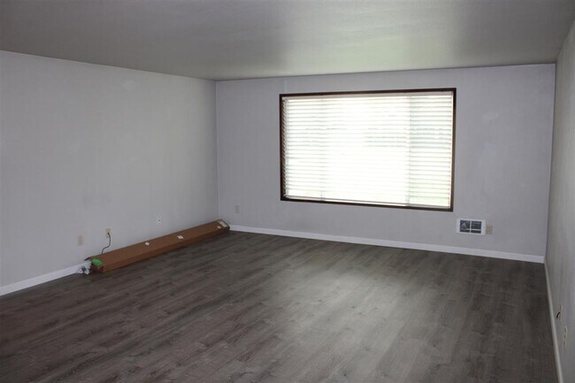 Building Photo - 2 Bedroom, 1 Bathroom Duplex!!!!