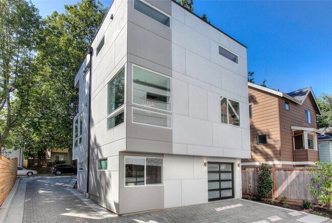Building Photo - 730 26th Ave S