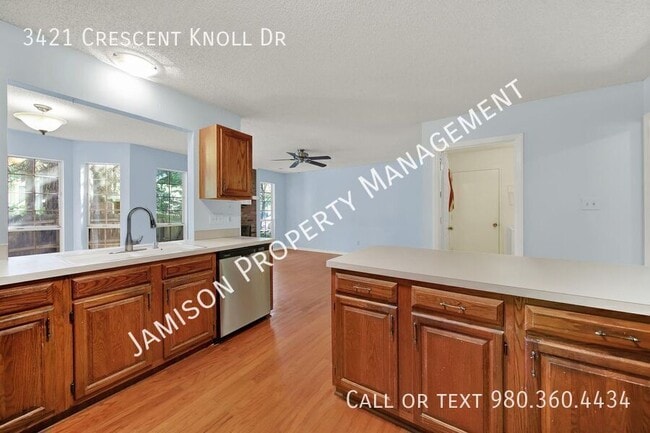 Building Photo - 3421 Crescent Knoll Dr
