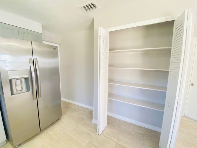 Building Photo - Beautiful 3 Bedroom House in Quiet Ormond ...
