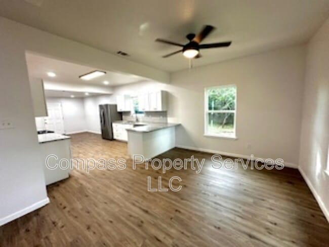 Building Photo - 300 N Oak Dr