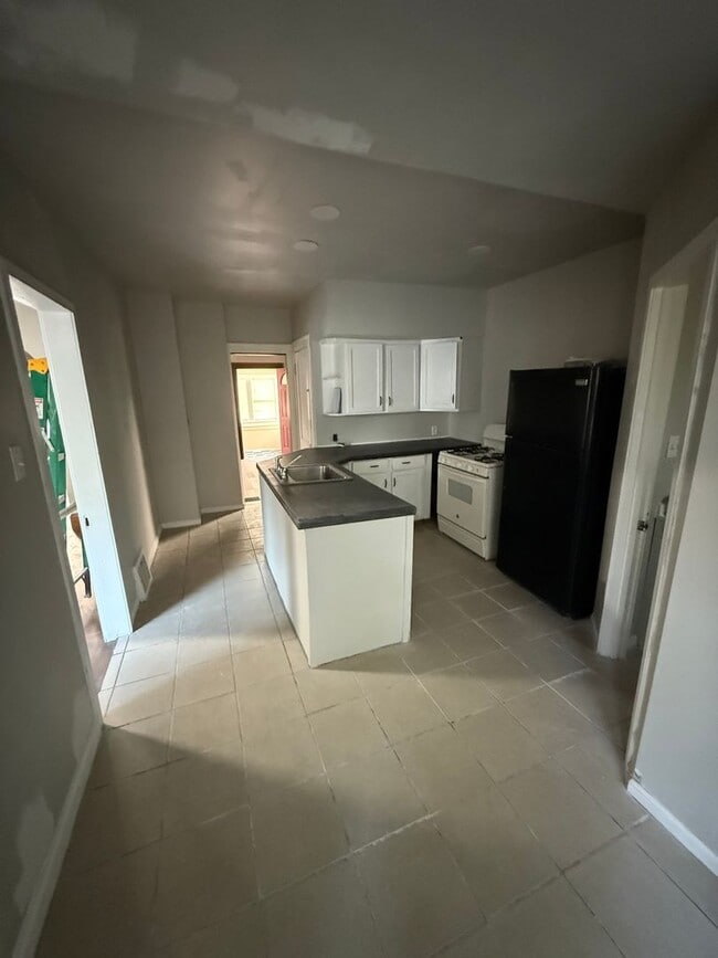 Building Photo - 3 bedroom 1.5 bath