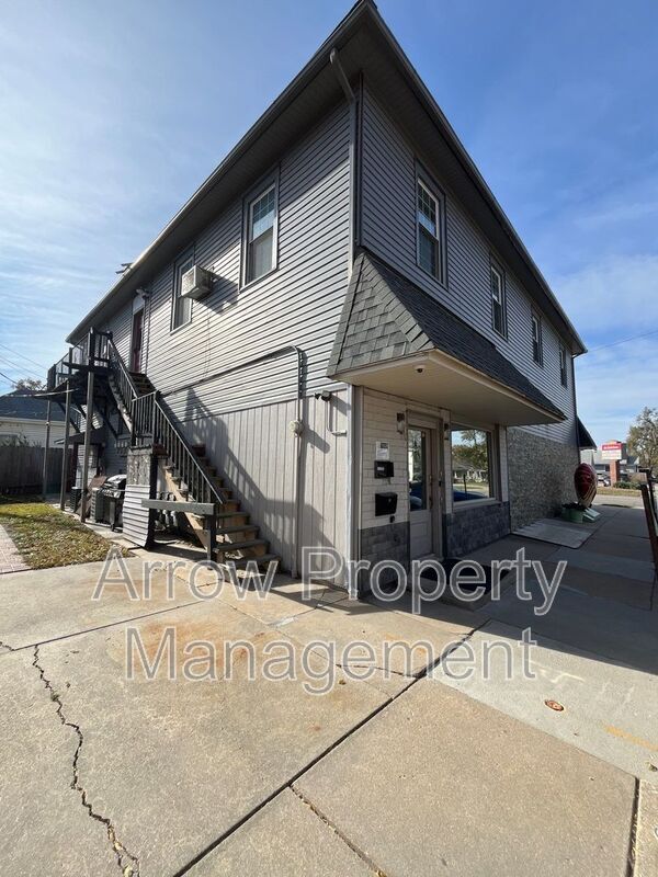 Primary Photo - 2004 S 10th St