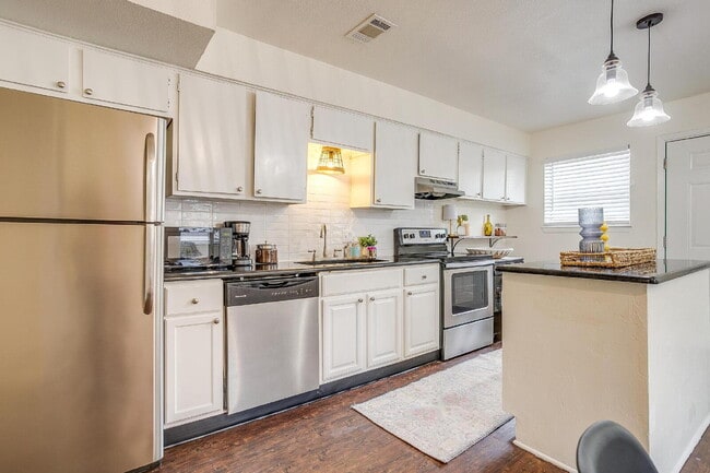 Building Photo - Charming 2-Bed Duplex in Heart of Fort Worth!
