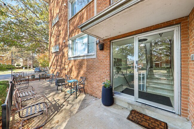 Building Photo - St. Louis Hills Charmer