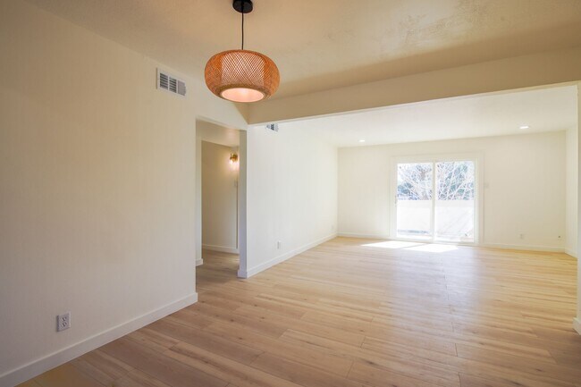 Building Photo - Beautiful 2-bedroom, 1-bathroom townhouse located in the vibrant city of El Paso