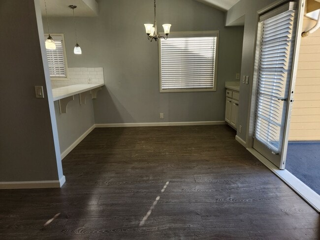 Building Photo - 512 Poinsettia Ave