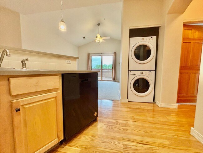 Building Photo - Beautiful 2 Bed 1 Bath Haven in Central Fort Collins!