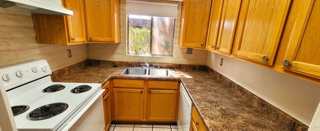 Building Photo - LOVELY CENTRAL PHOENIX TOWNHOME READY TO RENT!!!