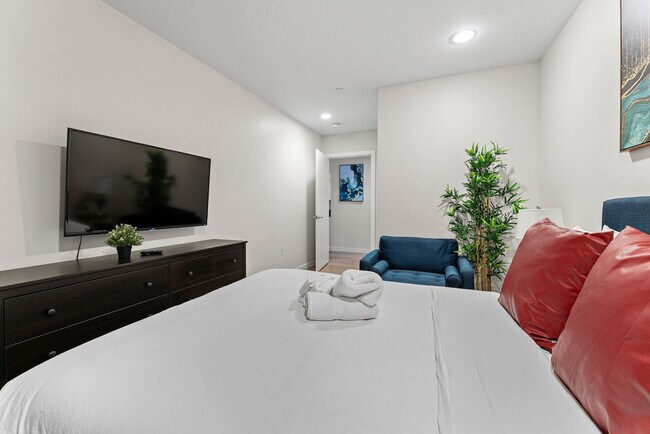 Building Photo - 601 Albany St