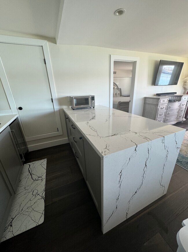 Building Photo - 686 Port Dr