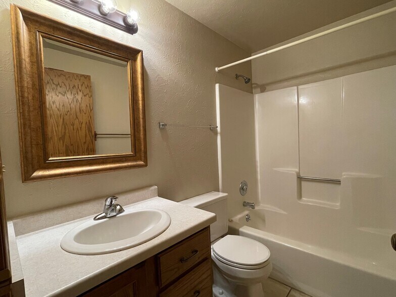 Building Photo - 1380 Cardinal Ln