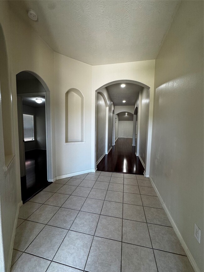 Building Photo - 9311 Camelia Crest Ln