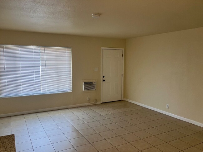 Building Photo - Charming Studio Apartment in Atwater – Con...