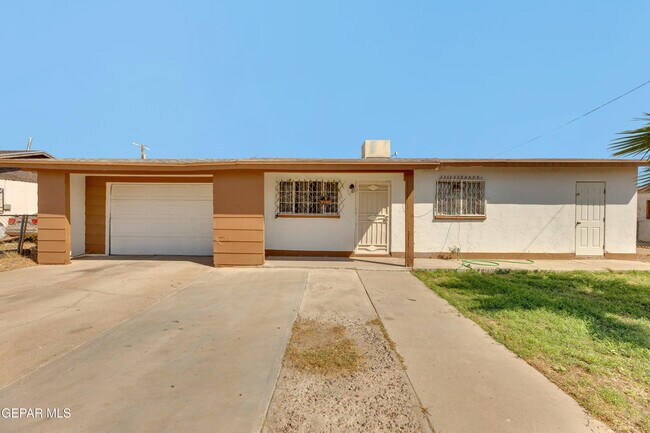 Building Photo - 4945 Sierra Madre Dr