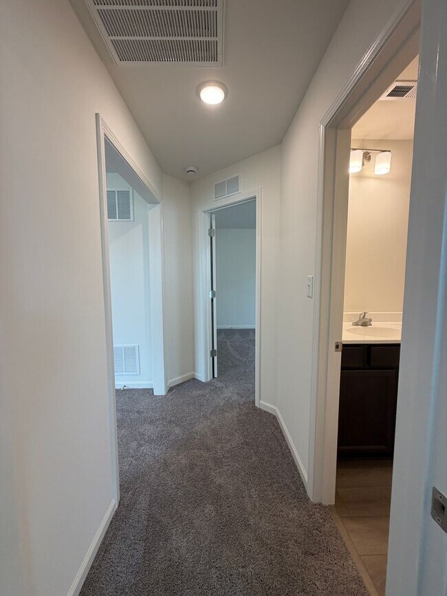 Building Photo - 836 Halford Pl