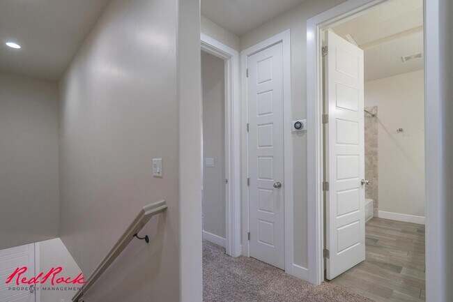 Building Photo - Pet Friendly 4 Bedroom Home! Internet Incl...