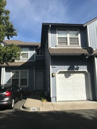 Building Photo - Recently updated Northwest 3 bedroom 2.5 b...