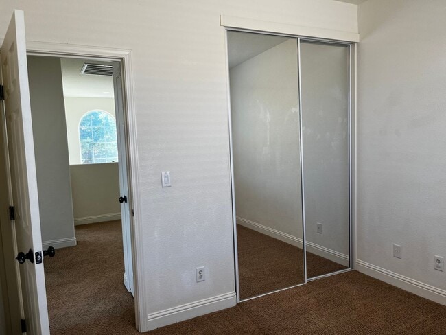 Building Photo - Executive 4 Bedroom, 2.5 Bathroom 2100 Sqf...