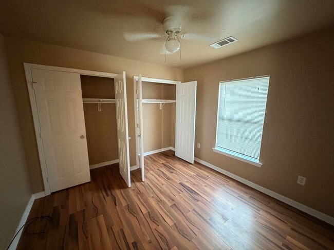 Building Photo - Charming Single