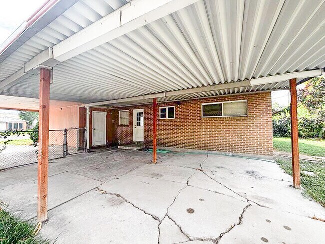 Building Photo - Perfect Location - Private Backyard - 3 be...
