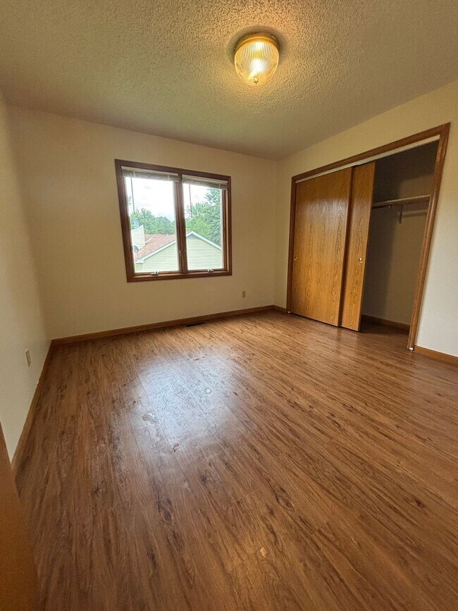 Building Photo - 3 Bedroom 2 bath