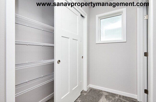Building Photo - Spacious 3-Bedroom Home with Modern Layout...