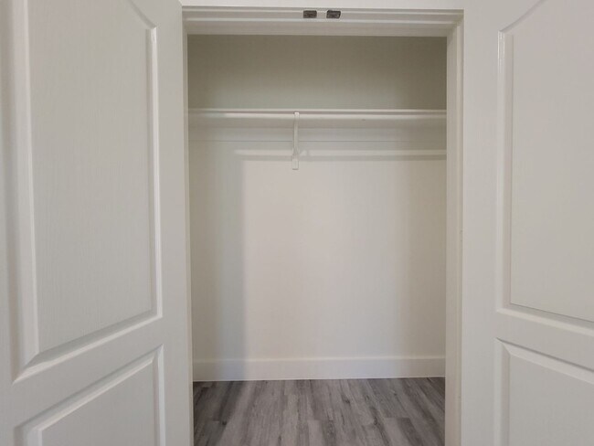 Building Photo - 405 Darkwoods Dr