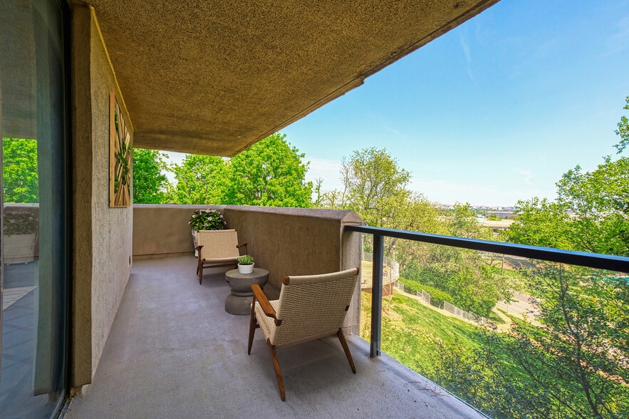 Building Photo - 1101 S Arlington Ridge Rd