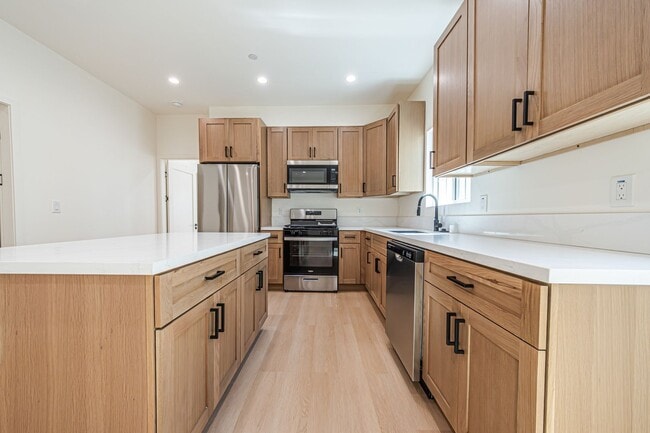Building Photo - Modern Upstairs 3-Bed/2-Bath at 4222 – Two...