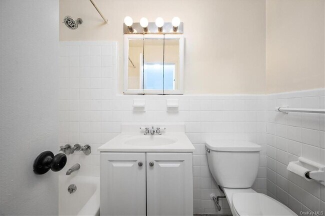 Building Photo - 437 Pelham Rd