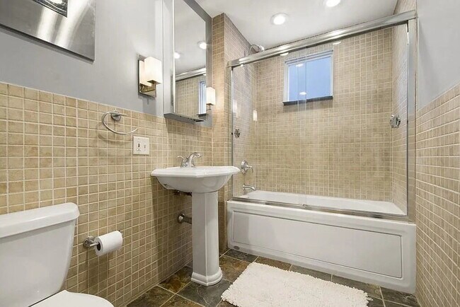 Building Photo - Comfortable and Spacious Rental Opportunity
