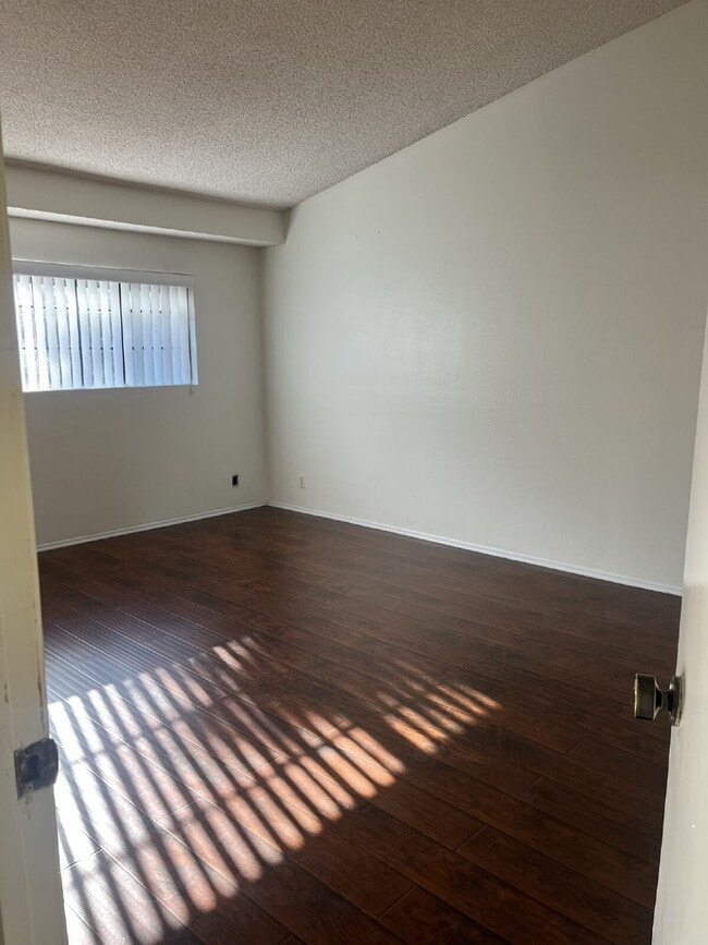 Building Photo - 480 Las Palomas Dr