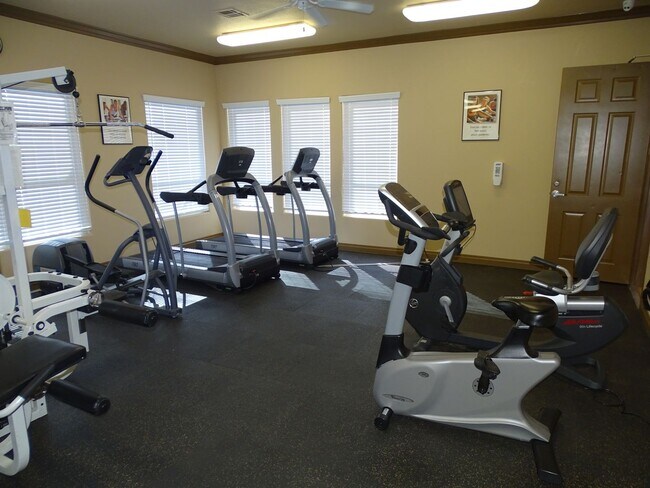 Building Photo - Well Cared For 1 Bed, 1 Bath 2nd Floor West Side Condo