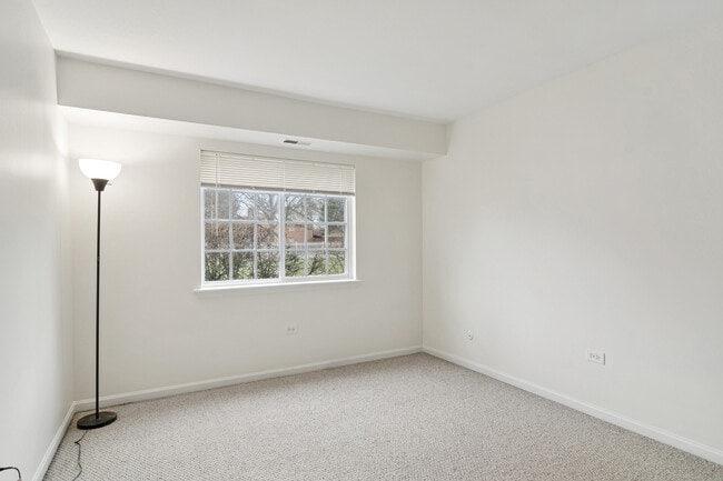 Building Photo - 1633 N Windsor Dr