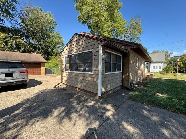 Building Photo - 3 Bedroom | 1.5 Bathroom | 3-Car Garage | ...
