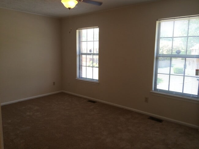 Building Photo - 365 Deputy Ln