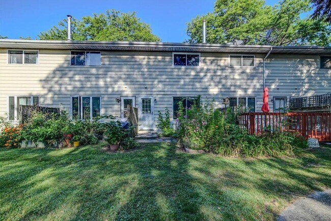 Building Photo - 136 N Lakewood Gardens Ln