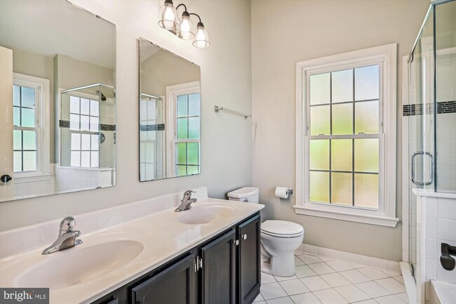 Building Photo - 1293 Quaker Hill Dr