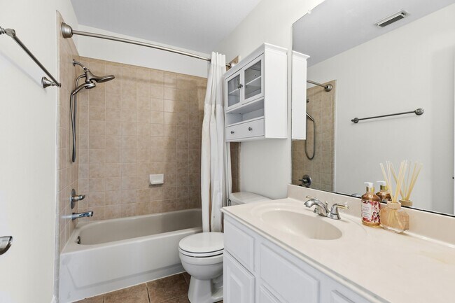 Building Photo - 5630 Ashford Ridge Ln