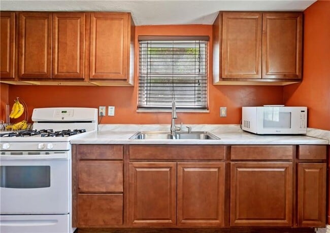 Building Photo - Fully Updated 3 Bed/1 Bath Home - Integral Garage, Laundry in Basement - Available Now in Penn Hi...