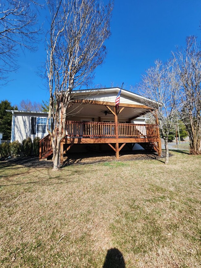 Building Photo - Black Mountain Rental with Garage!