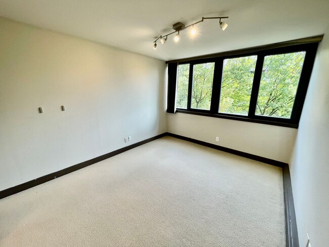 Building Photo - Modern 2-Bed, 2-Bath Downtown Condo with P...
