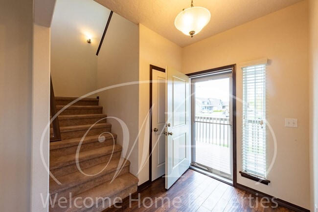 Building Photo - Newer Large Home in Great Neighborhood wit...
